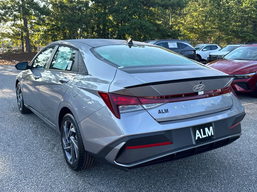 2025 Hyundai Elantra SEL Sport photo 3
