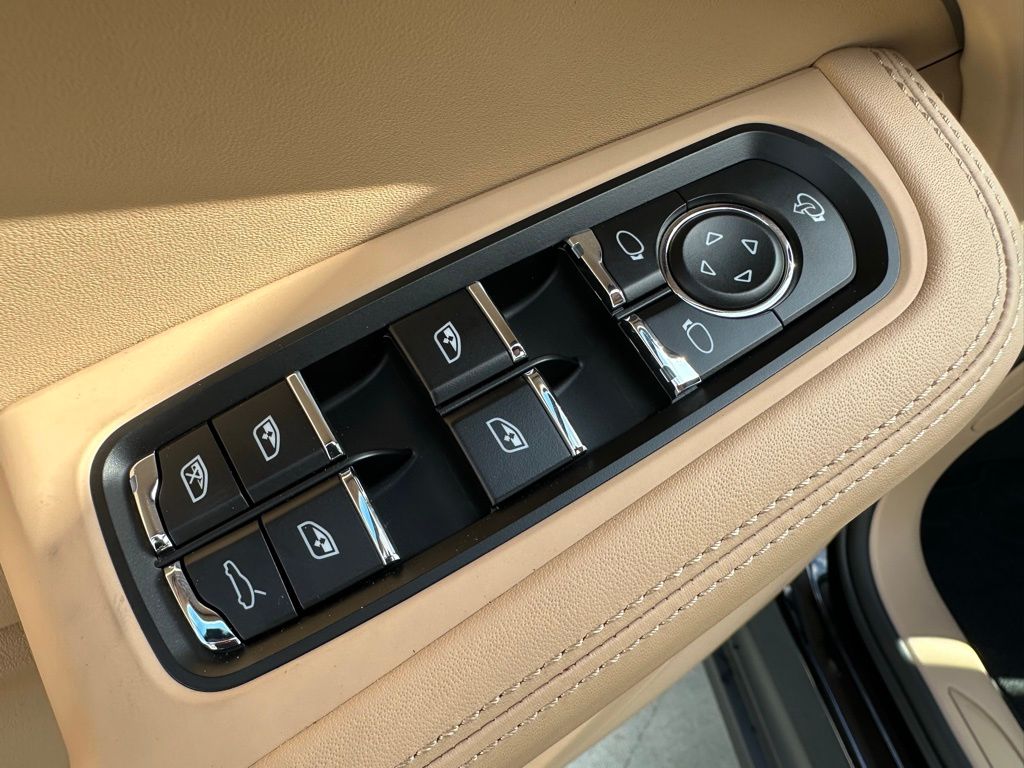 Thumbnail: 2025 Porsche Macan - 15