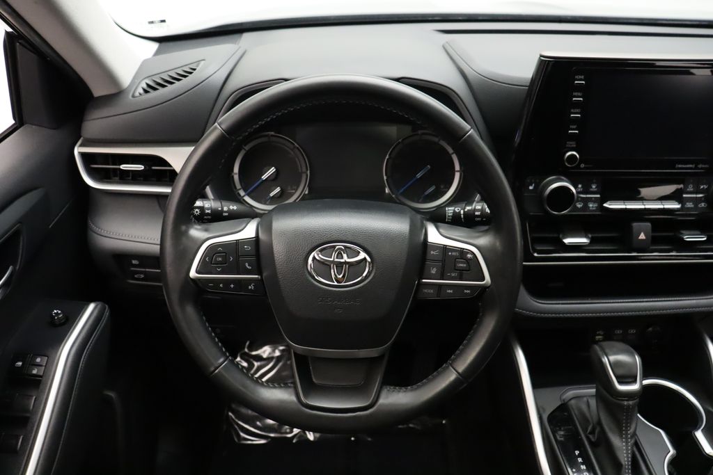 Thumbnail: 2022 Toyota Highlander - 23
