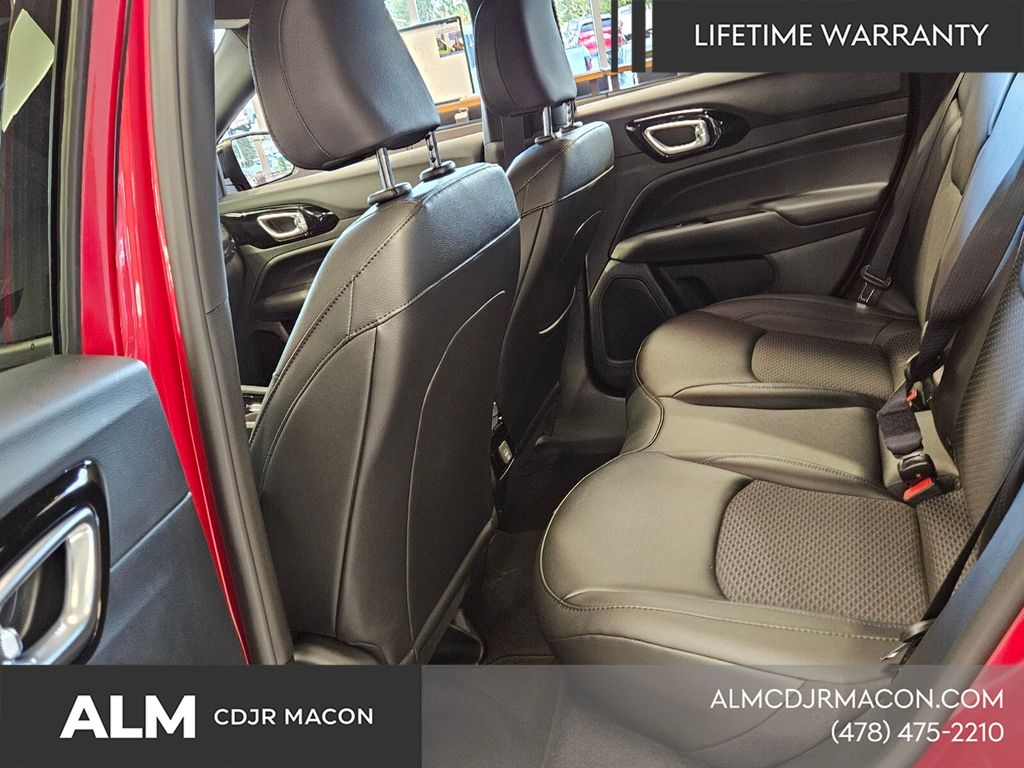 New 2026 Red Hot Pearl-Coat Exterior Paint Jeep Latitude image 7