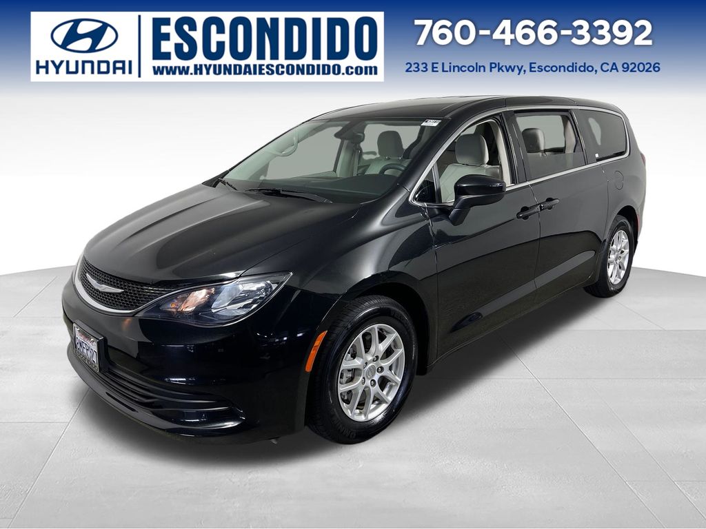 Brilliant Black Crystal Pearlcoat 2017 Chrysler Pacifica Minivan Front-Wheel Drive 9-Speed Automatic