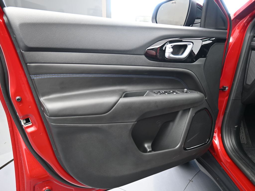 New 2026 Red Hot Pearlcoat Jeep Latitude image 15