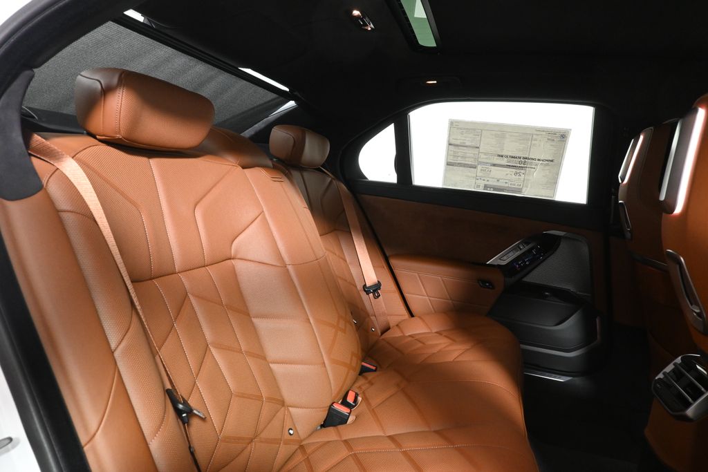 Thumbnail: 2027 BMW 7 Series - 32