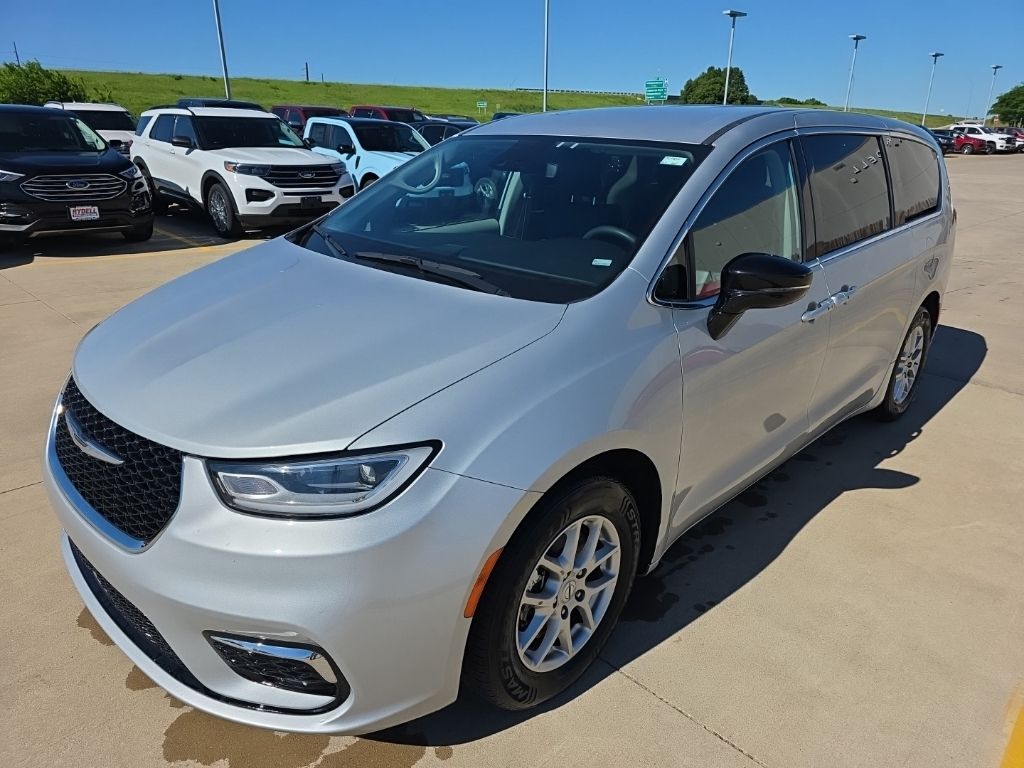Silver Mist Clearcoat 2024 Chrysler Pacifica Touring L FWD Minivan Front-Wheel Drive 9-Speed Automatic