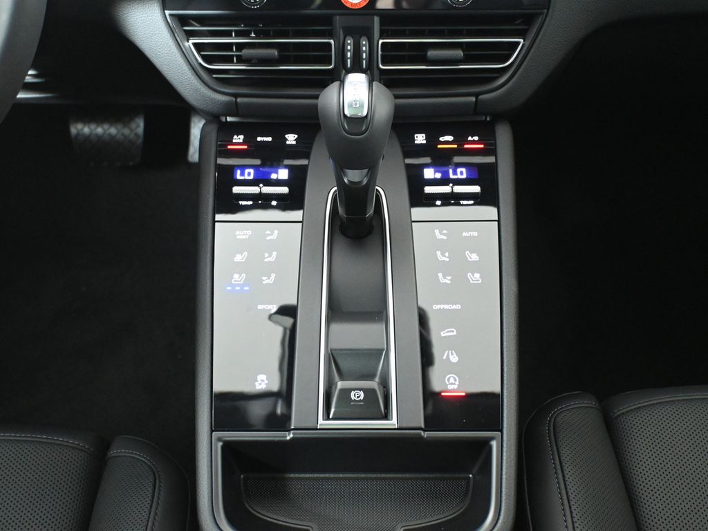 Thumbnail: 2024 Porsche Macan - 26