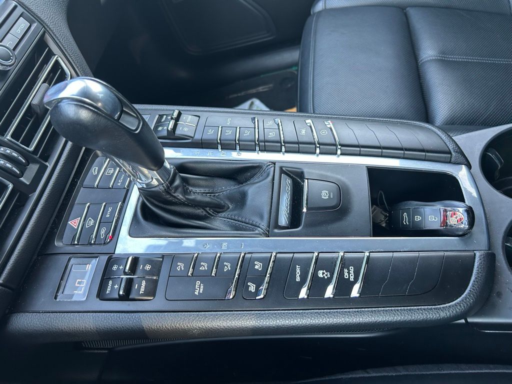 Thumbnail: 2020 Porsche Macan - 22