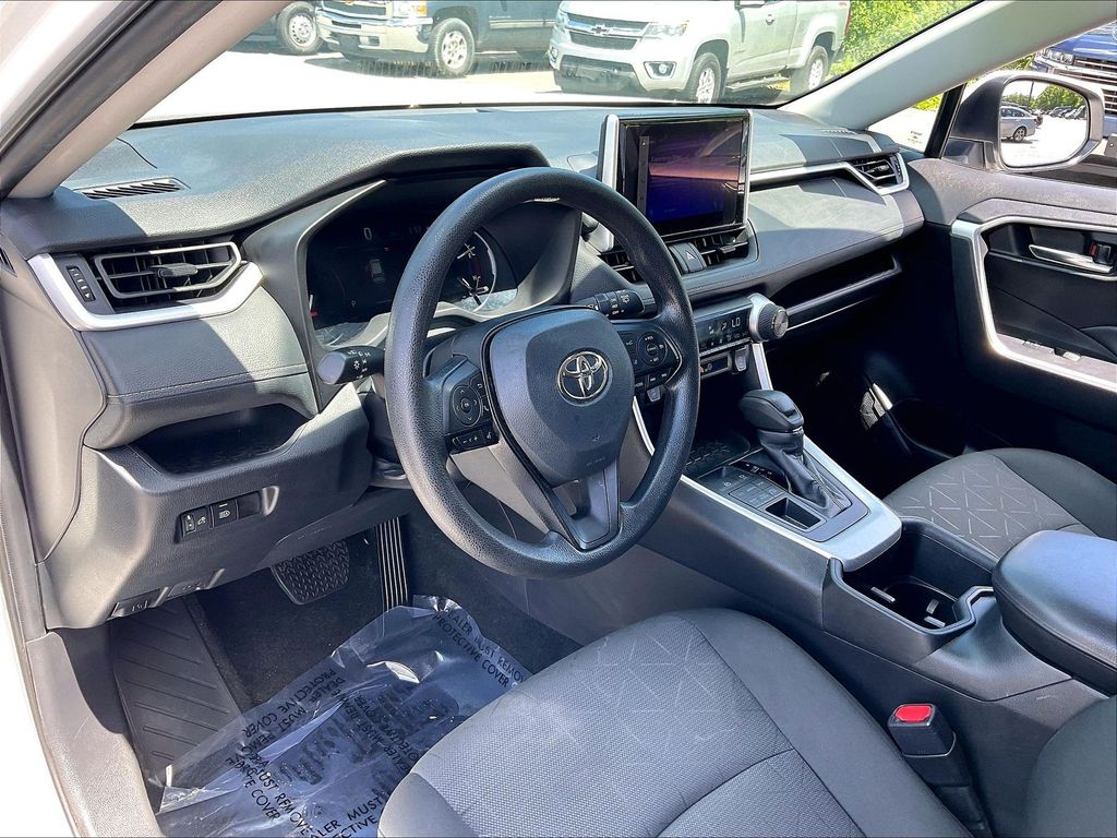 2024 Toyota RAV4 — photo 8