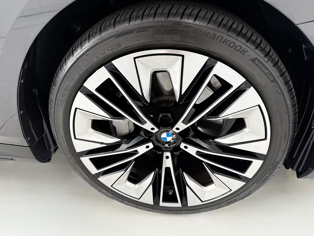 Thumbnail: 2026 BMW i5 - 31