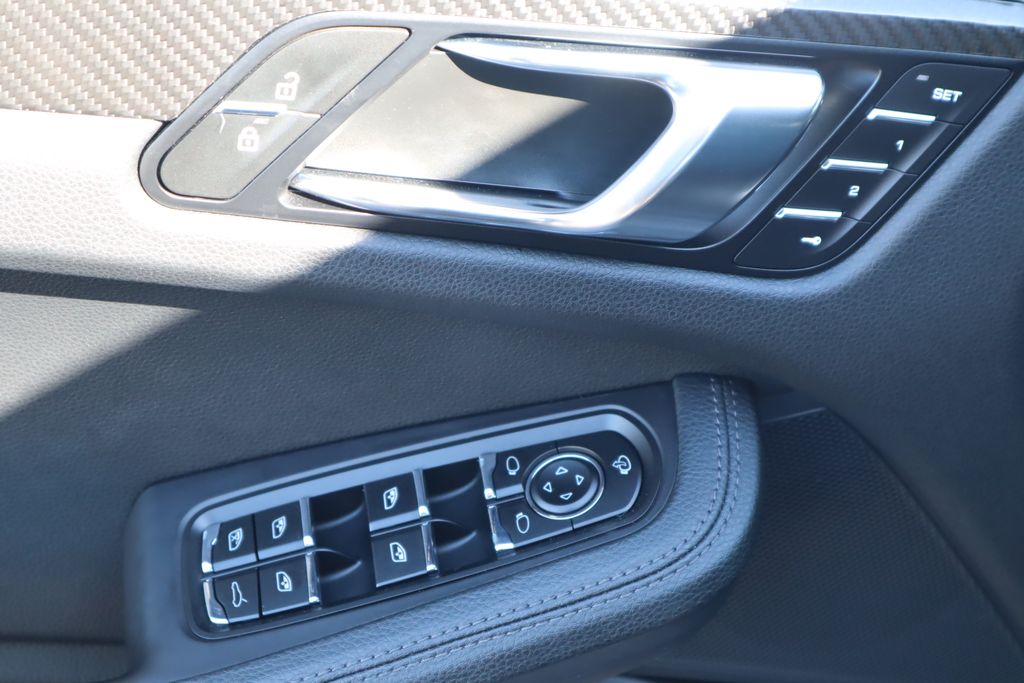 Thumbnail: 2024 Porsche Macan - 21