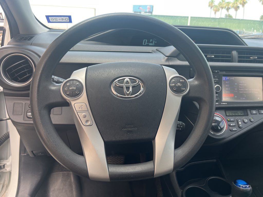 2014 Toyota Prius c Three 32