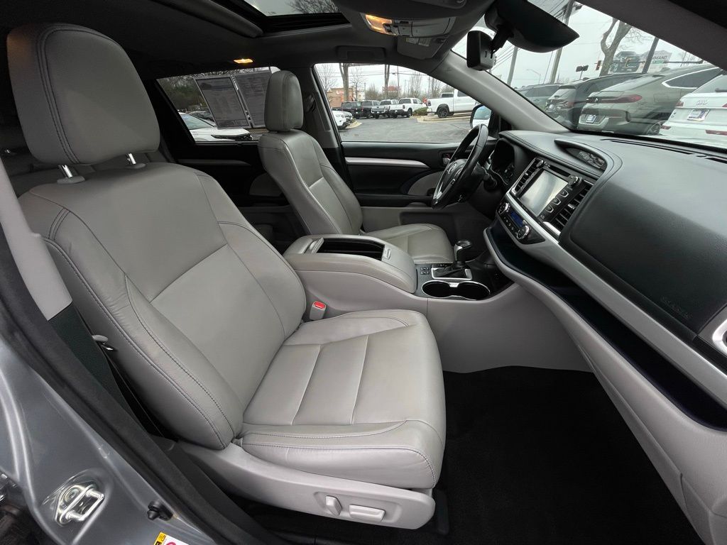 Thumbnail: 2017 Toyota Highlander - 32