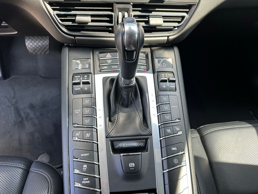 Thumbnail: 2020 Porsche Macan - 23