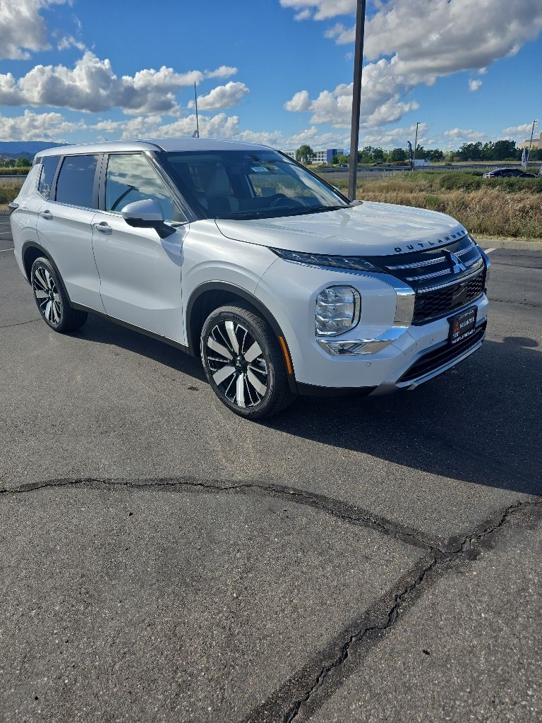 2026 Mitsubishi Outlander SE FWD's photo