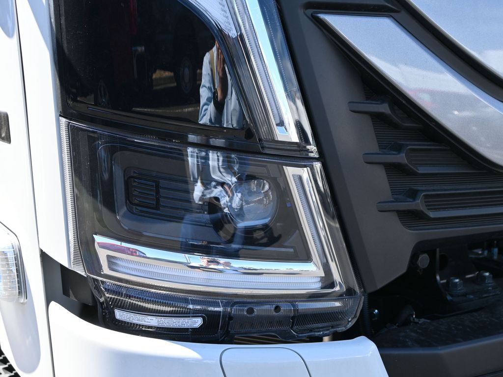 2025 Isuzu NRR 
