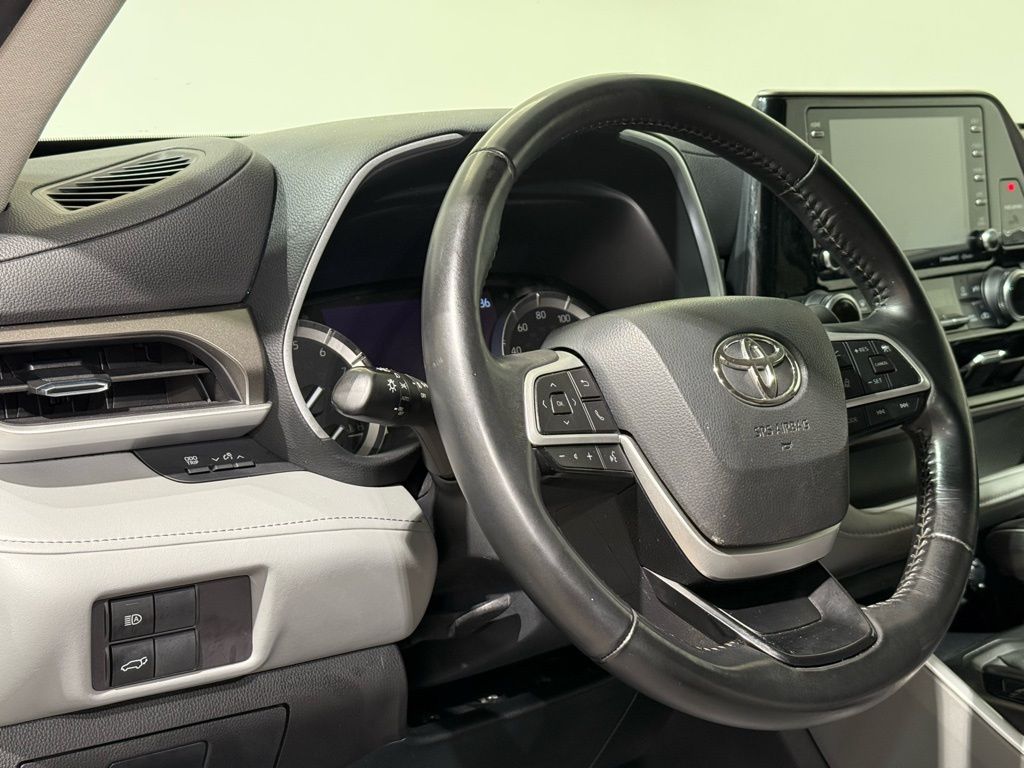 Thumbnail: 2022 Toyota Highlander - 17