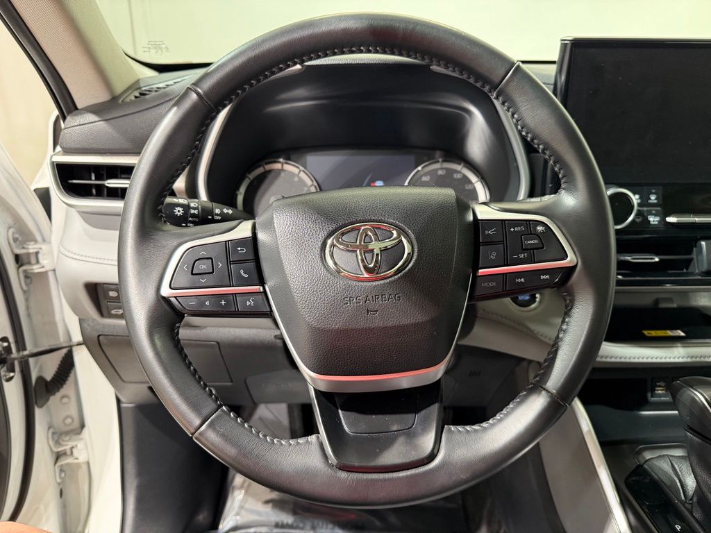 Thumbnail: 2023 Toyota Highlander - 25