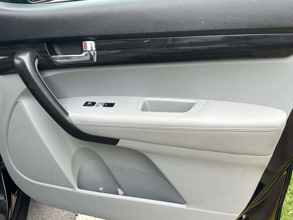 Thumbnail: 2011 Kia Sorento - 19