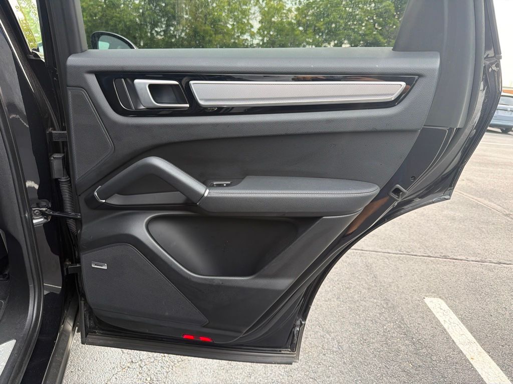 Thumbnail: 2022 Porsche Cayenne - 24