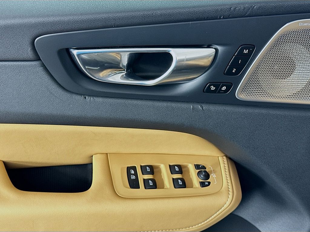 Thumbnail: 2023 Volvo XC60 - 18