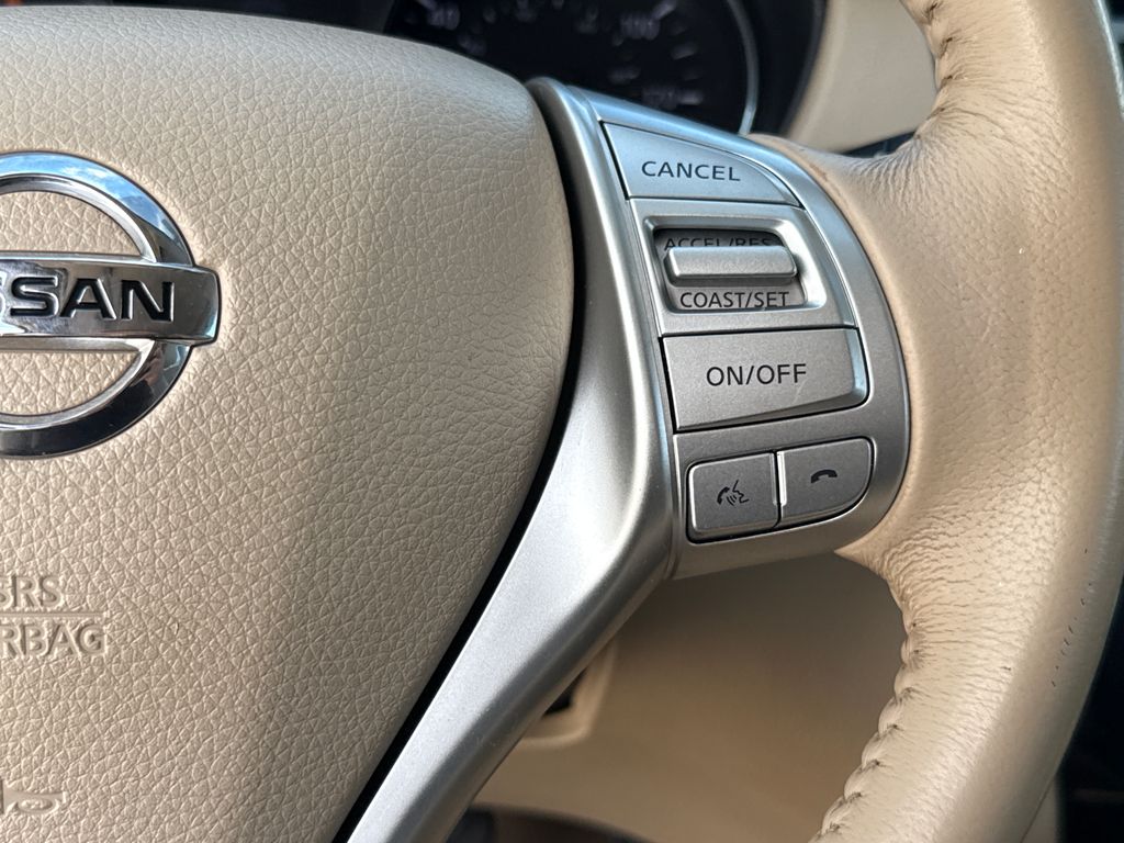 Used 2014 White Nissan SL image 18