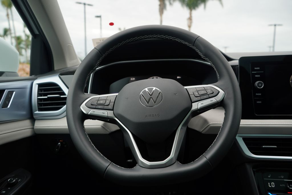 2025 Volkswagen Taos SE 13
