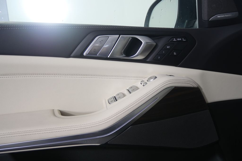 Thumbnail: 2026 BMW X7 - 8