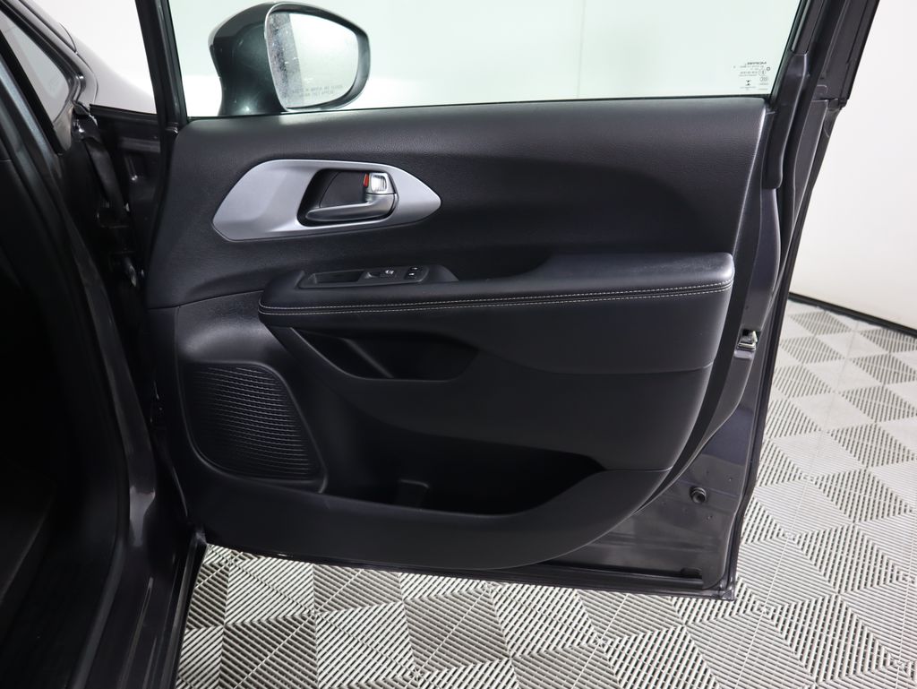 Thumbnail: 2022 Chrysler Pacifica - 24