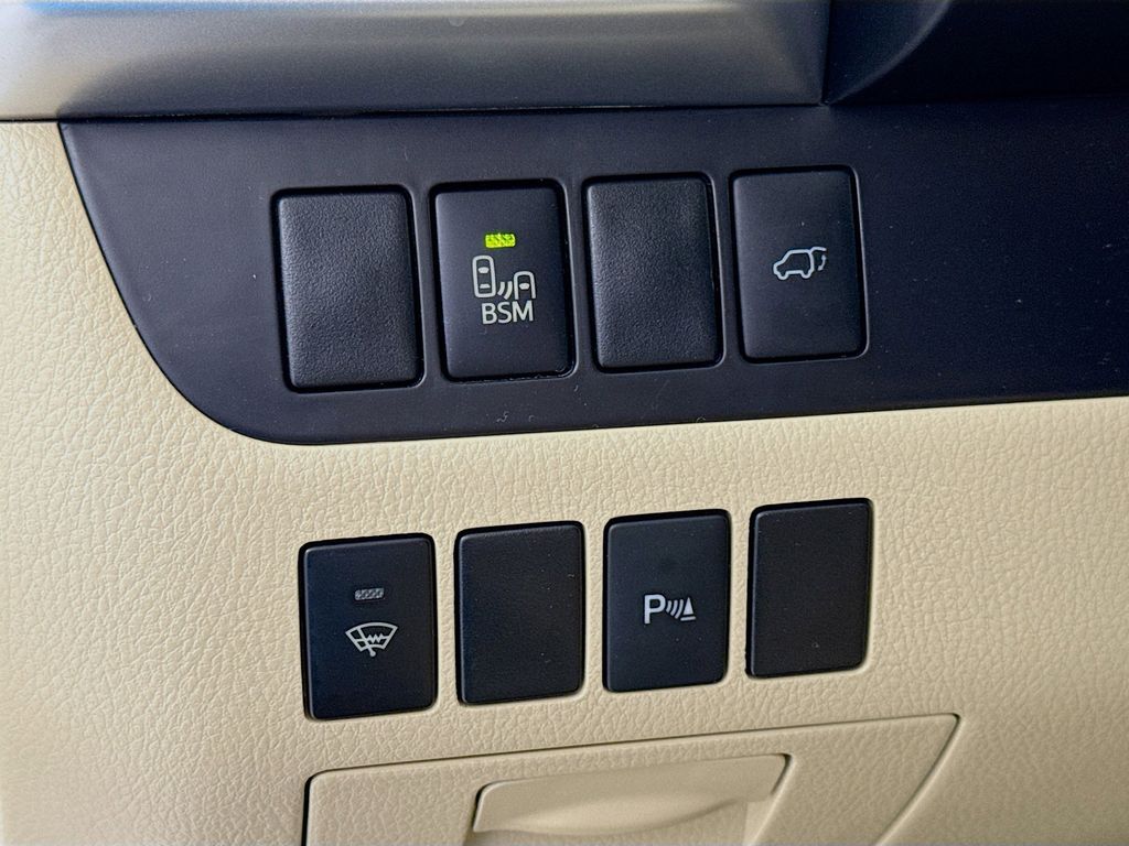 Thumbnail: 2015 Toyota Highlander - 10