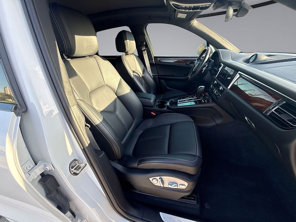 Thumbnail: 2022 Porsche Macan - 16
