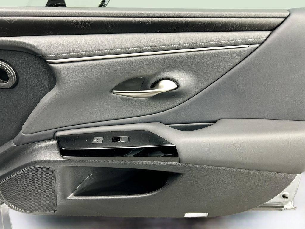 Thumbnail: 2023 Lexus ES - 26