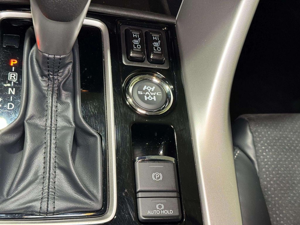 Used 2025 Labrador Black Pearl Mitsubishi SE image 13