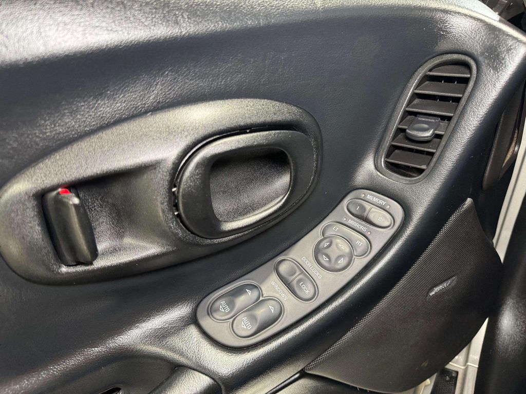 Used 2004 Machine Silver Metallic Chevrolet  image 8