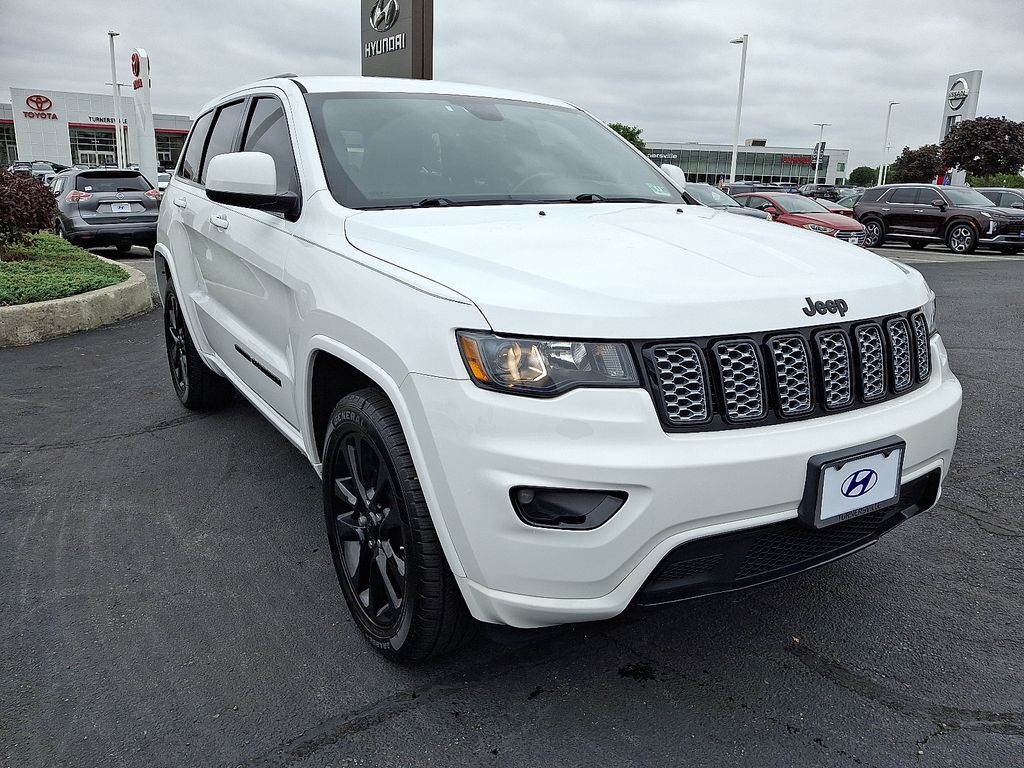 Thumbnail: 2018 Jeep Grand Cherokee - 3