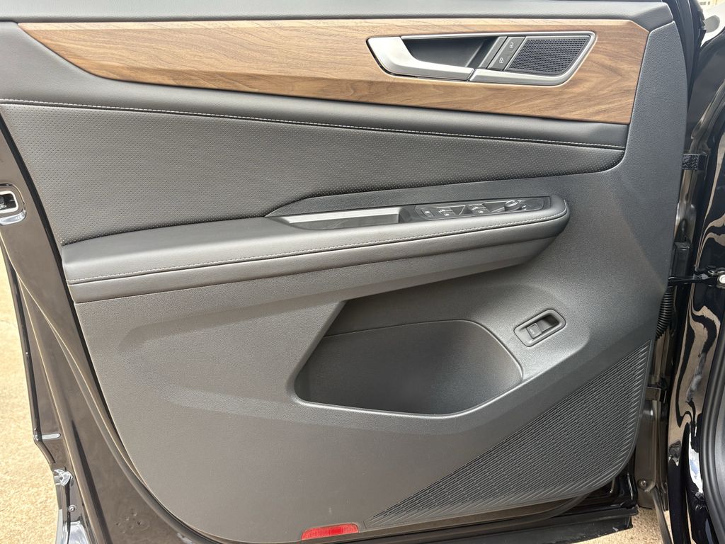 New 2026 Black Volkswagen 2.0T SE w/Technology image 10