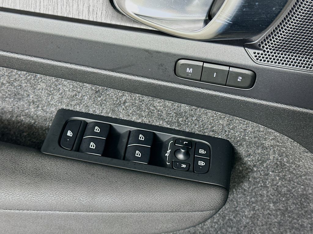 2023 Volvo XC40 B5 Plus 17