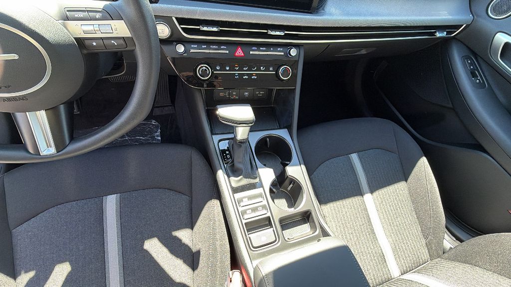 New 2026 White Hyundai SE image 27