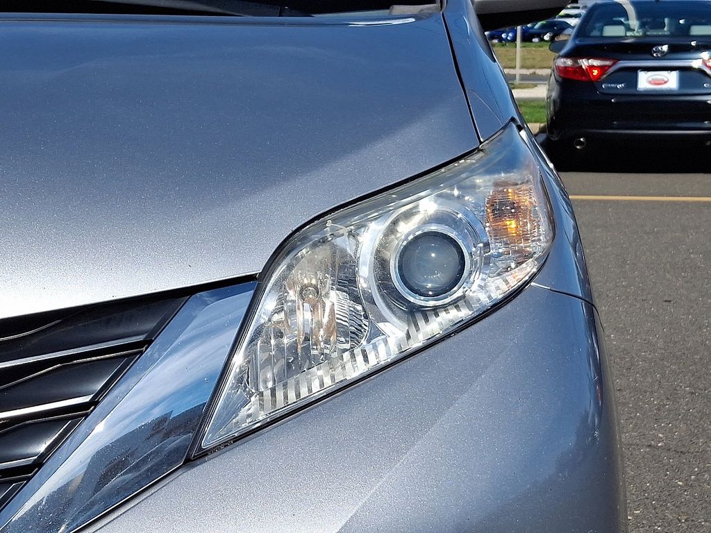 Thumbnail: 2014 Toyota Sienna - 9