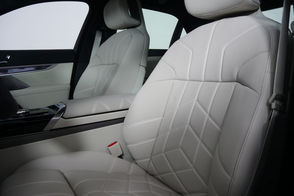 2025 BMW 7 Series 760i xDrive 10