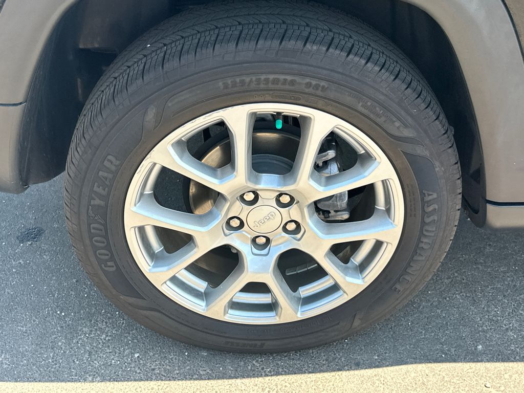 Used 2023 Black Jeep Latitude Lux image 17