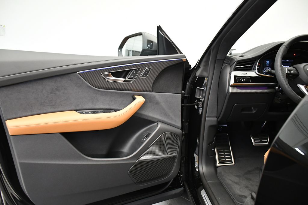 Thumbnail: 2025 Audi RS Q8 - 31