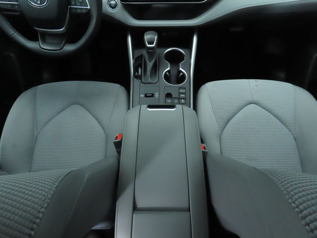 2023 Toyota Highlander LE 17