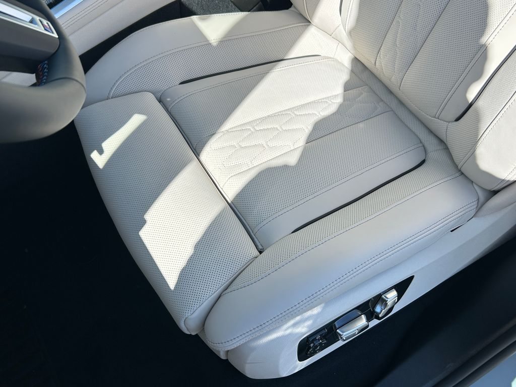Thumbnail: 2027 BMW X7 - 15