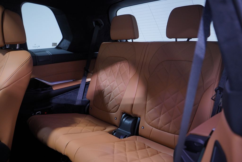 Thumbnail: 2026 BMW X7 - 10