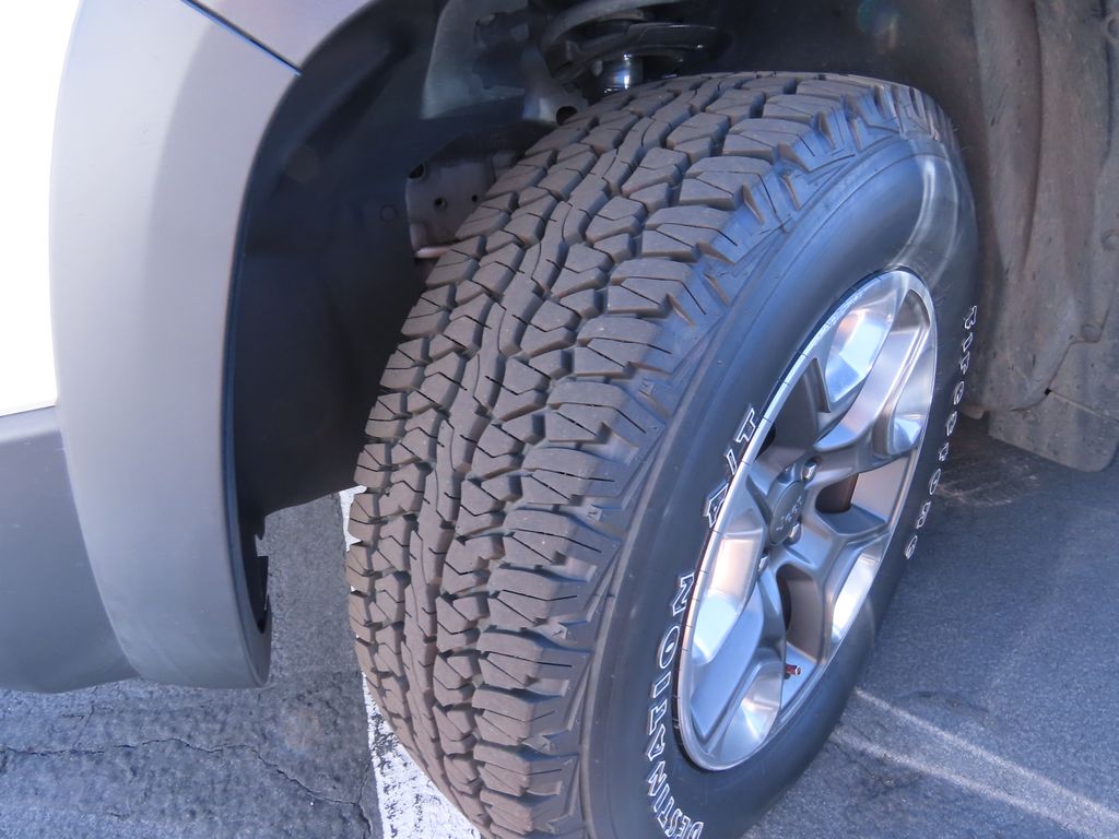 Thumbnail: 2019 Jeep Cherokee - 14
