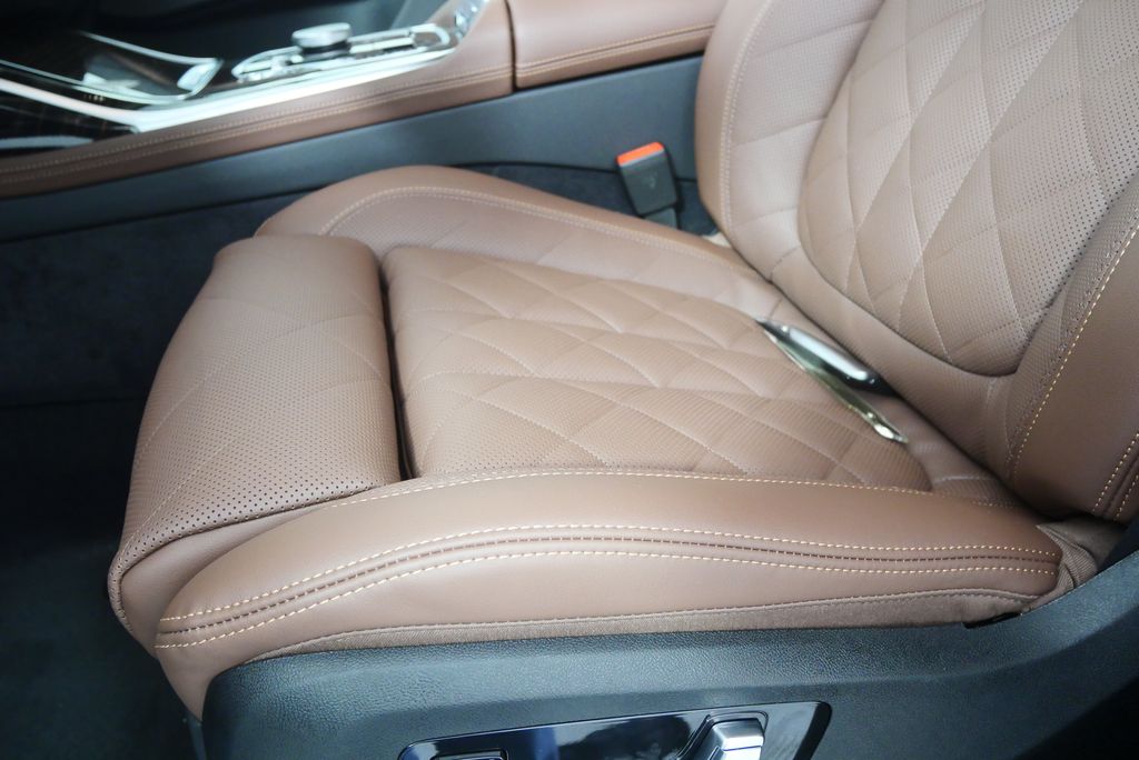 Thumbnail: 2026 BMW X7 - 10