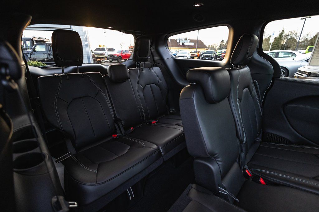 2026 Chrysler Pacifica Select thumbnail 32