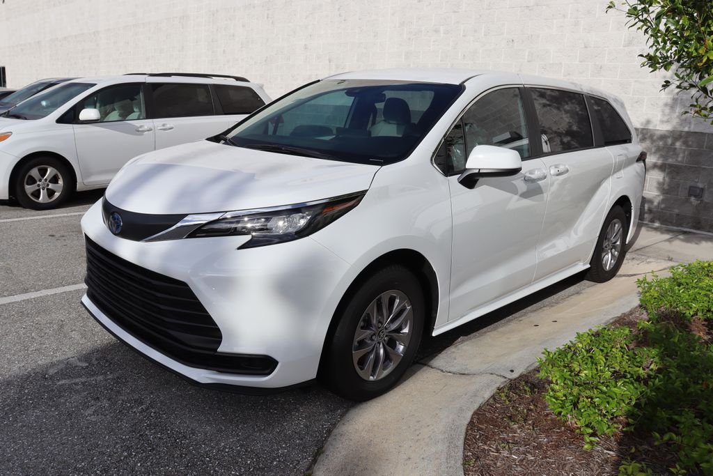 2025 Toyota Sienna LE -
                West Palm Beach, FL