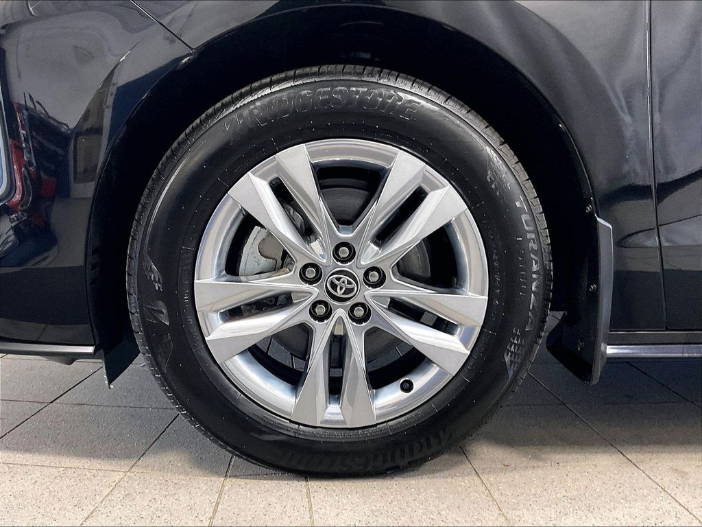 2025 Toyota Sienna — photo 7
