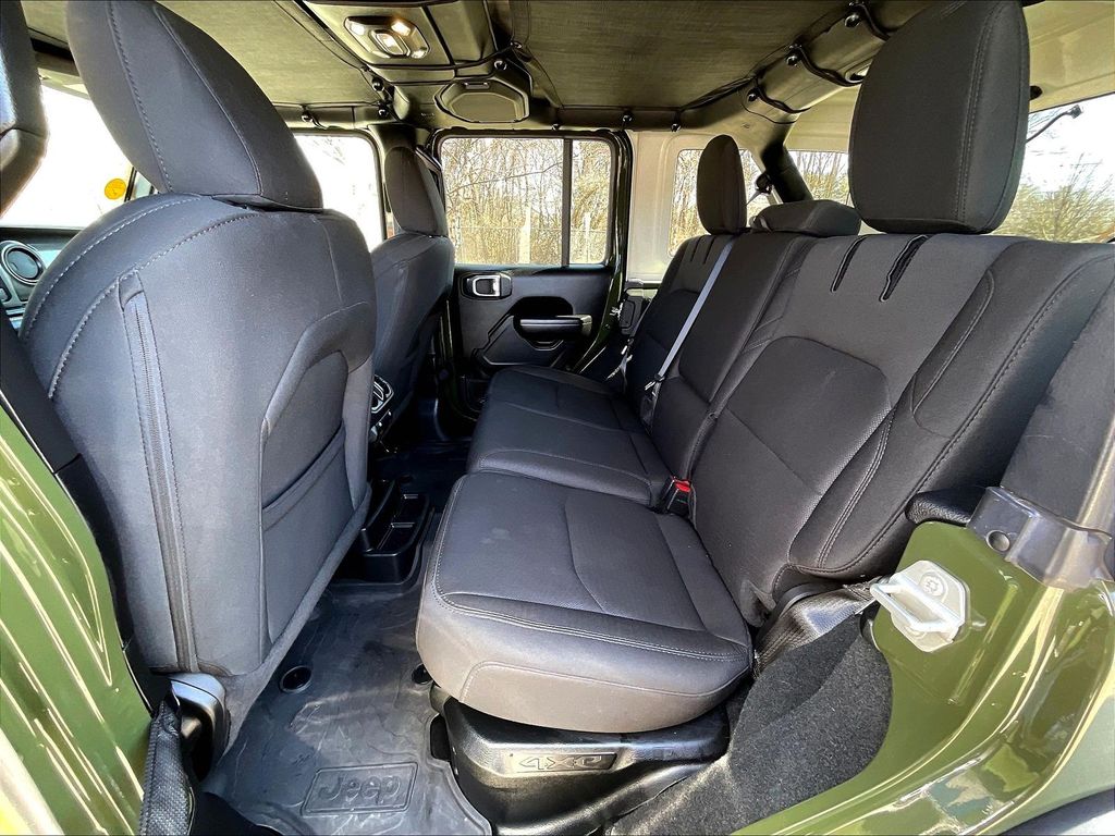 2023 Jeep Wrangler — photo 15