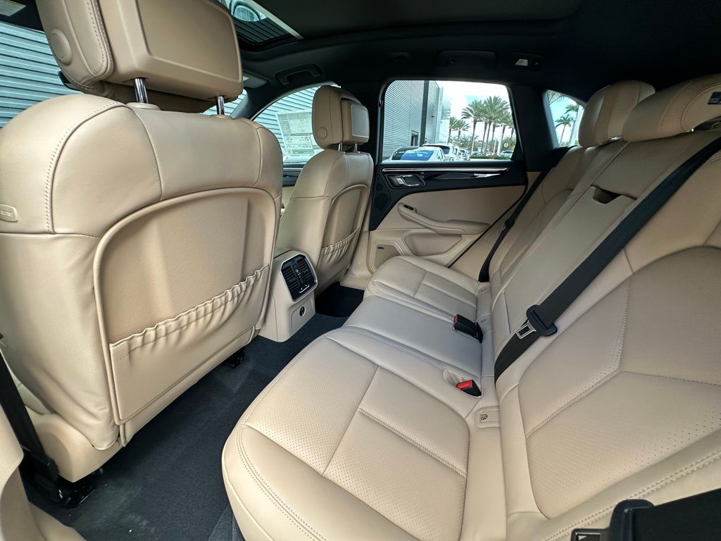 2025 Porsche Macan  26